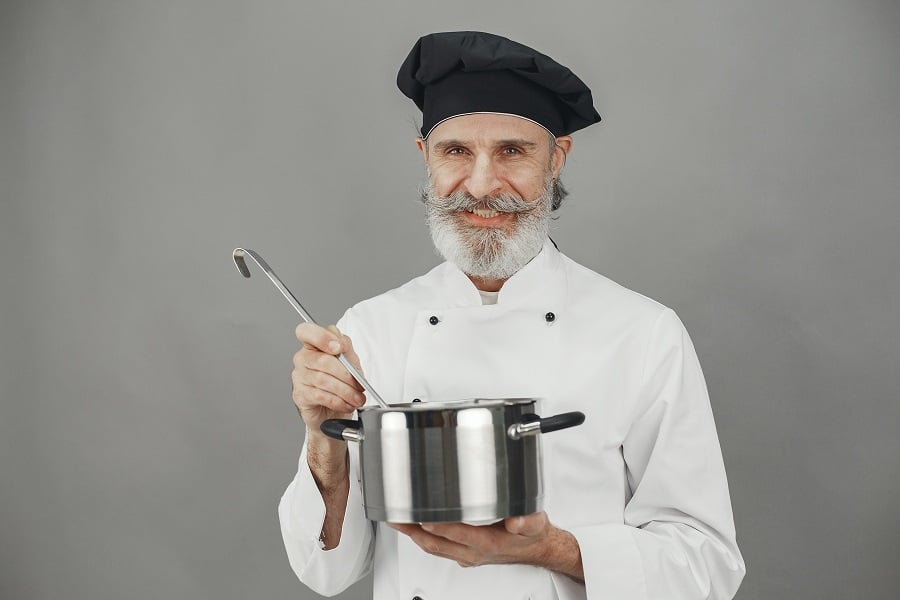 chef con zuppa e cappello