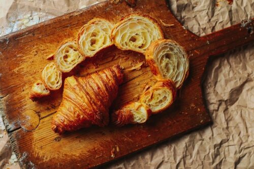 croissant su tagliere in legno