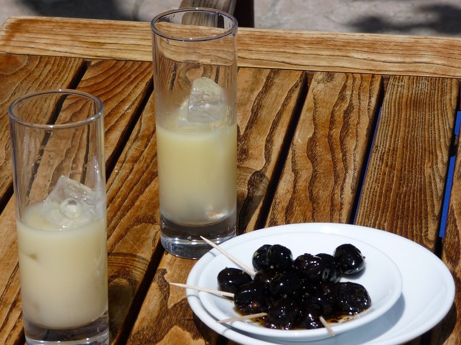 pastis e olive nere