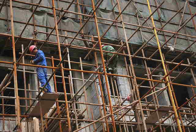 Operaio al lavoro al montaggio ponteggi