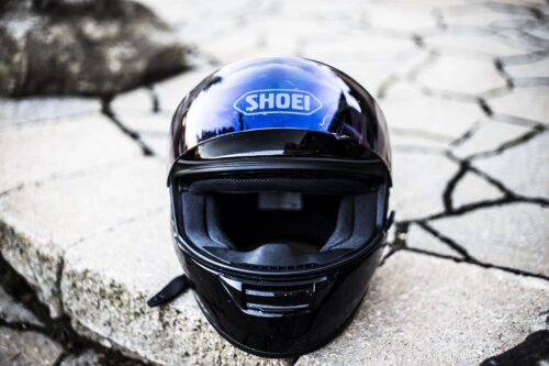 pulire il casco della moto