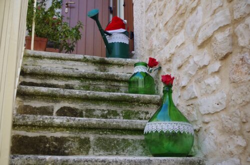 cisternino-damigiane-con rose e cappellino natale