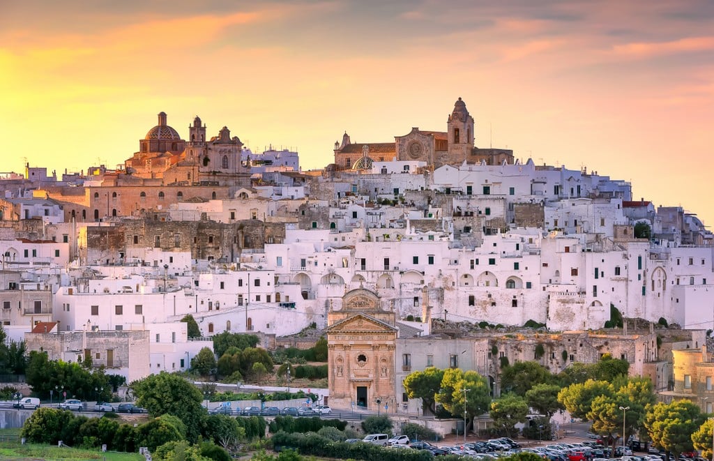 citta-di-ostuni-nel-tramonto-citta-bianca-della-regione-puglia-italia-meridionale