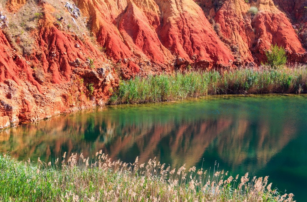 grotta-del-lago-di-bauxite-vicino-a-otranto-italia