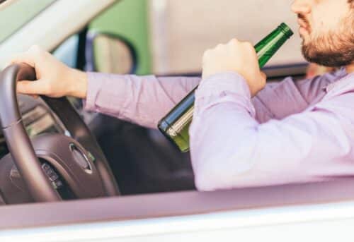 uomo-che-beve-alcolici-mentre-si-guida-l-auto (1)