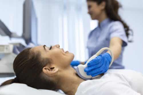 paziente-donna-riceve-diagnostica-tiroidea-trattamento-di-tireotossicosi-e-ipotiroidismo-diagnostica-ecografica-del-sistema-endocrino-e-della-tiroide