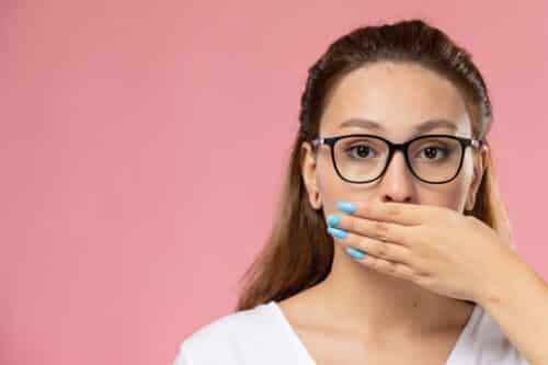 donna che nasconde i denti macchie disagio