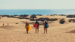 persone che camminano in spiaggia gran canarie