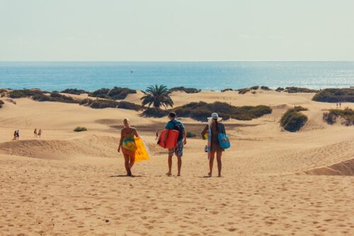 persone che camminano in spiaggia gran canarie