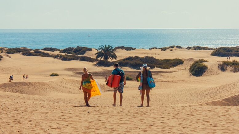 persone che camminano in spiaggia gran canarie