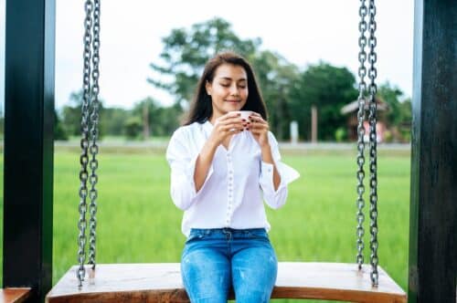 donna single che beve il caffè