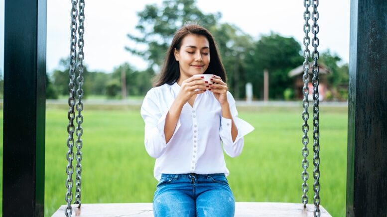 donna single che beve il caffè